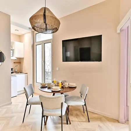 Charming, Cozy And Air-conditioned 17 *