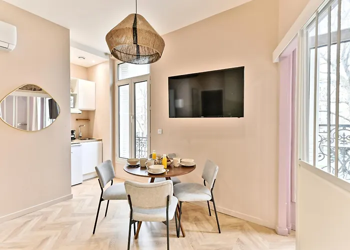 Charming, Cozy And Air-conditioned 17 *